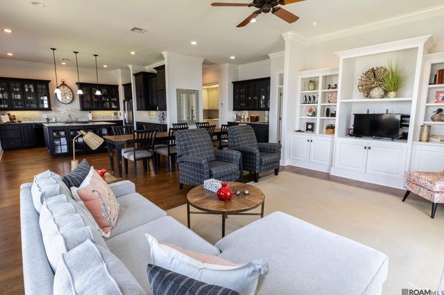 102 Sandpiper Ln, Lake Charles, LA 70607
