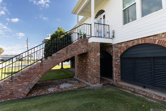 102 Sandpiper Ln, Lake Charles, LA 70607