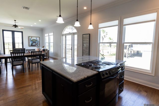 102 Sandpiper Ln, Lake Charles, LA 70607