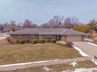 207 Hampton Drive, Bloomington, IL 61704