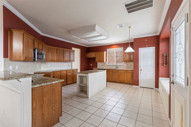 903 Summerbrook Drive, Euless, TX 76040
