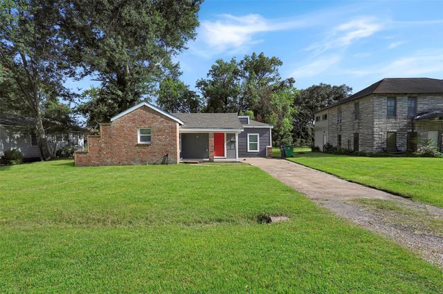 710 E Magnolia Street, Angleton, TX 77515
