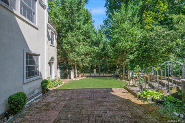 87 Arleigh Road, Great Neck, NY 11021