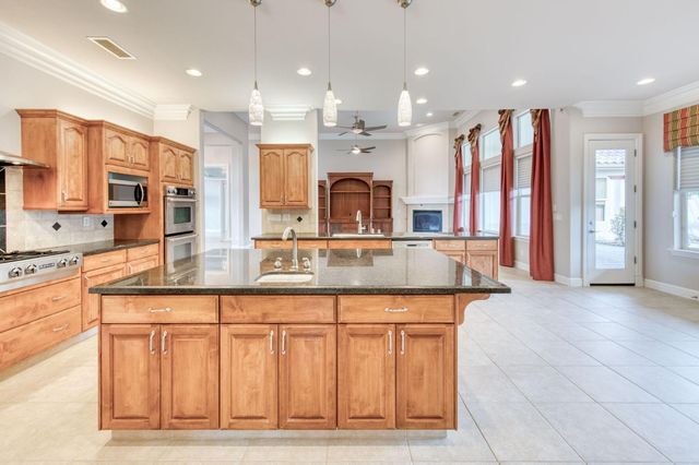 10890 N Sierra Vista Avenue, Fresno, CA 93730