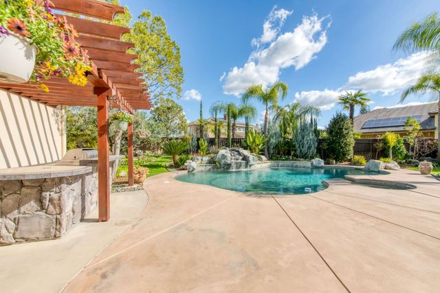 10890 N Sierra Vista Avenue, Fresno, CA 93730