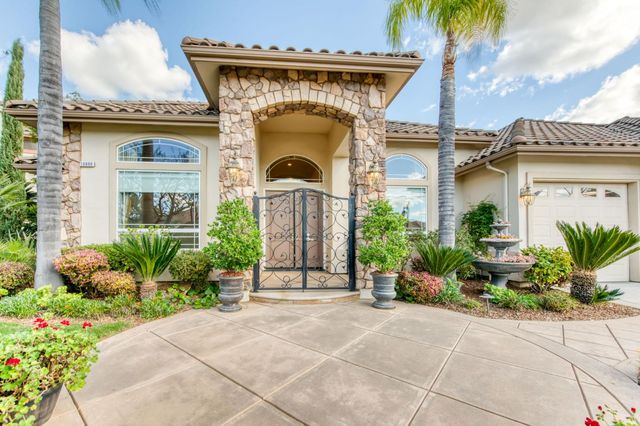 10890 N Sierra Vista Avenue, Fresno, CA 93730