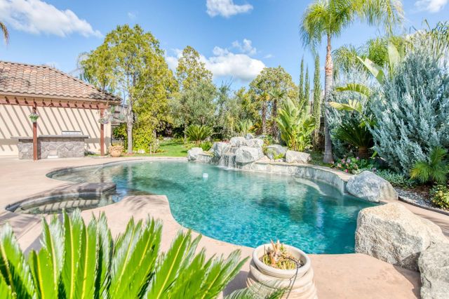 10890 N Sierra Vista Avenue, Fresno, CA 93730