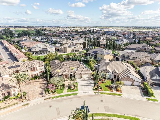 10890 N Sierra Vista Avenue, Fresno, CA 93730