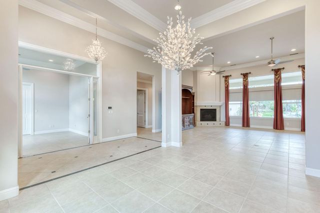 10890 N Sierra Vista Avenue, Fresno, CA 93730