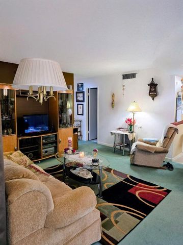 423 Pine Glen Lane C-1, Greenacres, FL 33463