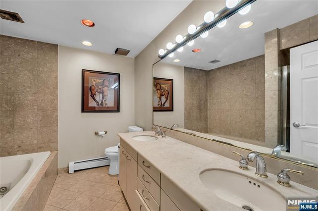 8C Cove Lane, North Bergen, NJ 07047