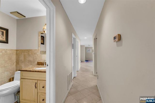 8C Cove Lane, North Bergen, NJ 07047