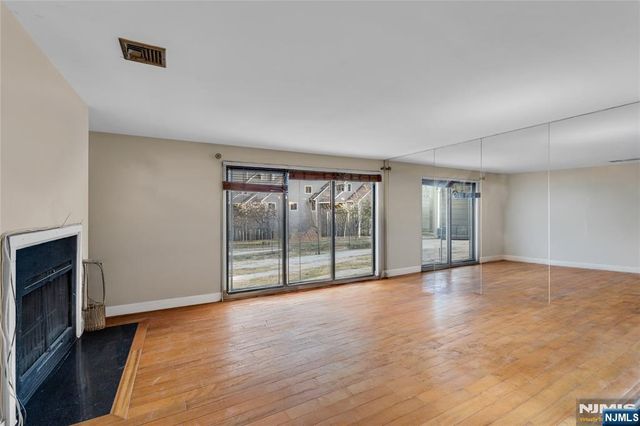 8C Cove Lane, North Bergen, NJ 07047