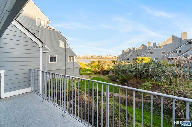 8C Cove Lane, North Bergen, NJ 07047