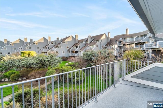 8C Cove Lane, North Bergen, NJ 07047