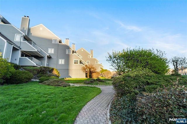 8C Cove Lane, North Bergen, NJ 07047