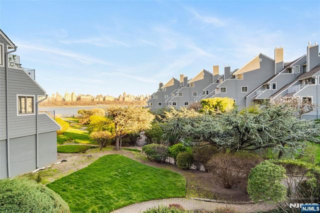 8C Cove Lane, North Bergen, NJ 07047