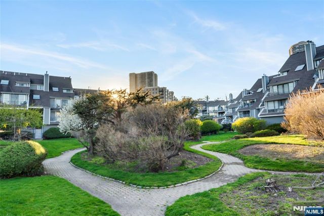 8C Cove Lane, North Bergen, NJ 07047