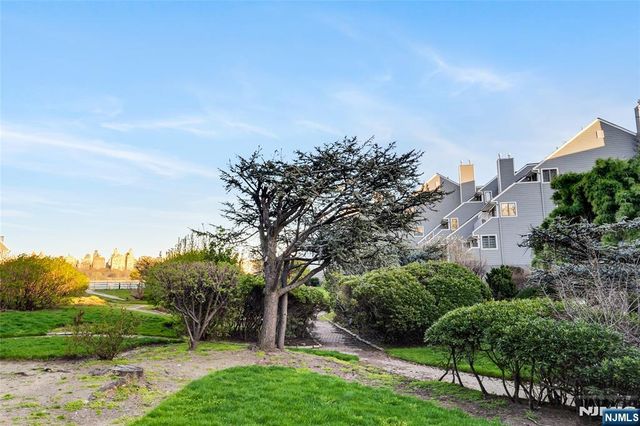 8C Cove Lane, North Bergen, NJ 07047