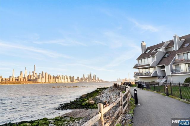 8C Cove Lane, North Bergen, NJ 07047