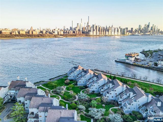 8C Cove Lane, North Bergen, NJ 07047