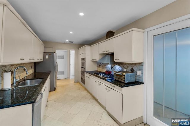 8C Cove Lane, North Bergen, NJ 07047