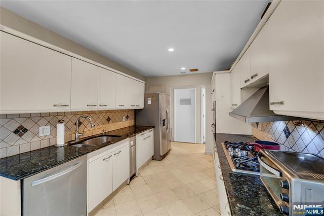 8C Cove Lane, North Bergen, NJ 07047