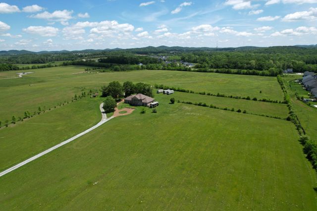 6286 Cox Rd, Arrington, TN 37014