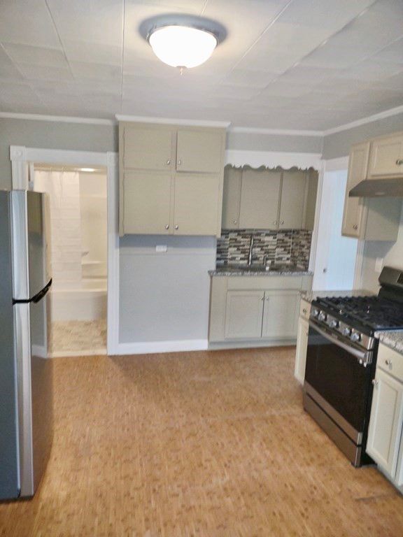 31 Edwards St 3R, Fitchburg, MA 01420