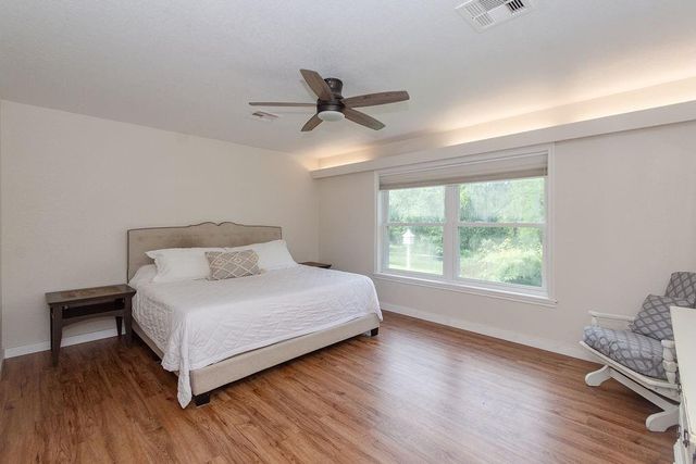 220 Oyster Creek Drive, Lake Jackson, TX 77566