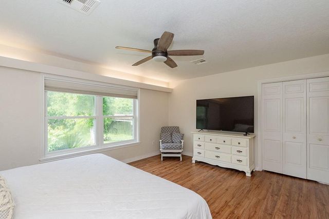 220 Oyster Creek Drive, Lake Jackson, TX 77566