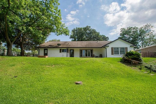 220 Oyster Creek Drive, Lake Jackson, TX 77566