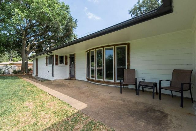 220 Oyster Creek Drive, Lake Jackson, TX 77566