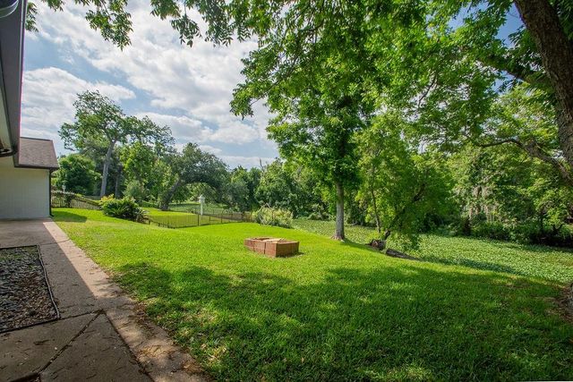 220 Oyster Creek Drive, Lake Jackson, TX 77566