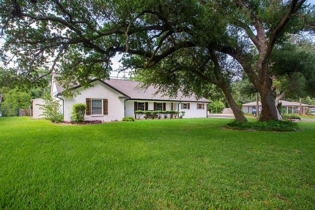 220 Oyster Creek Drive, Lake Jackson, TX 77566