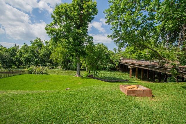 220 Oyster Creek Drive, Lake Jackson, TX 77566