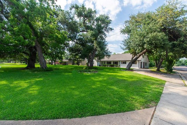 220 Oyster Creek Drive, Lake Jackson, TX 77566
