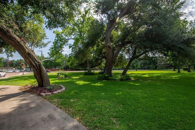 220 Oyster Creek Drive, Lake Jackson, TX 77566