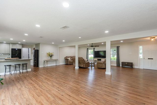 220 Oyster Creek Drive, Lake Jackson, TX 77566