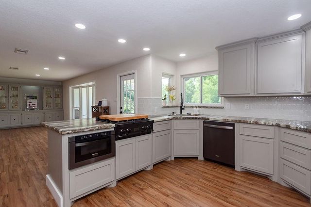 220 Oyster Creek Drive, Lake Jackson, TX 77566