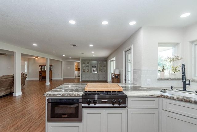 220 Oyster Creek Drive, Lake Jackson, TX 77566