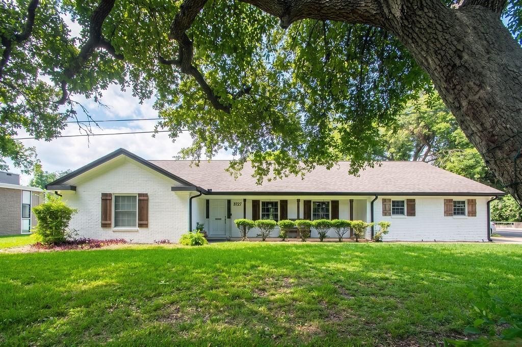 220 Oyster Creek Drive, Lake Jackson, TX 77566