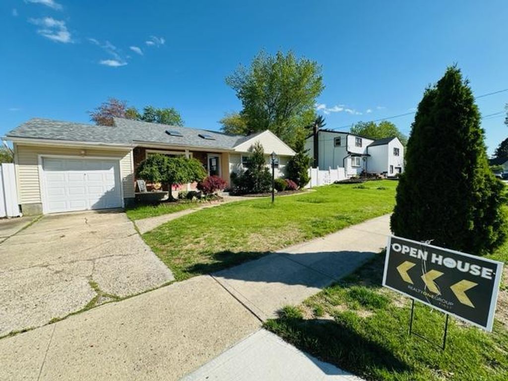 16 Frank Avenue, Farmingdale, NY 11735