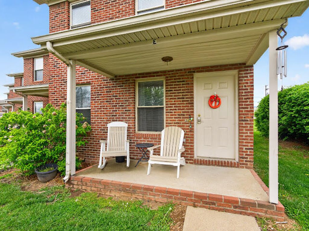 502 Tecumseh Trail E, Versailles, KY 40383