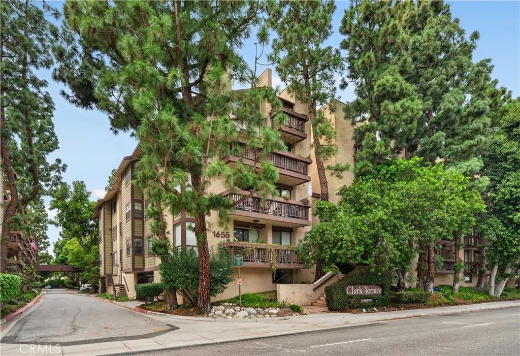 1655 Clark 324, Long Beach, CA 90815