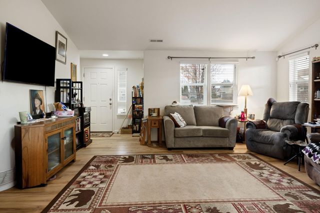 2607 NE 5th Street, Redmond, OR 97756