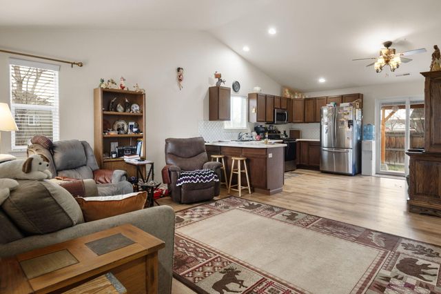 2607 NE 5th Street, Redmond, OR 97756