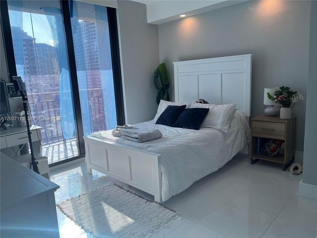 540 Brickell Key Dr 1809, Miami, FL 33131