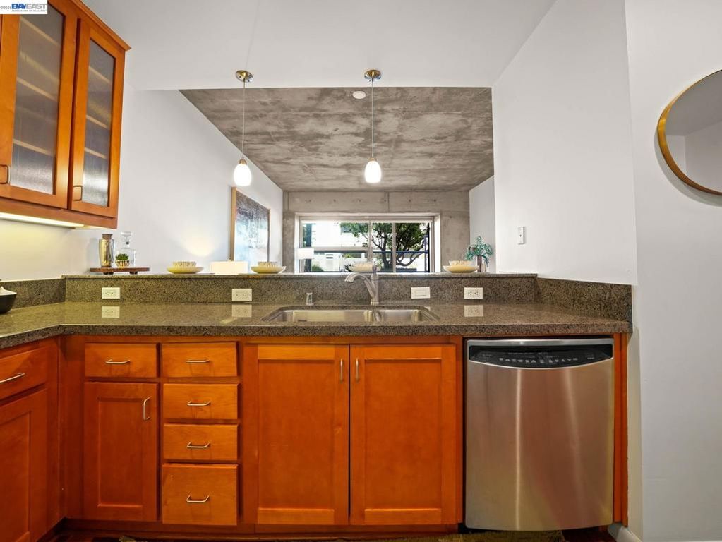 Image 6 of property listing at 428 Alice St 336, Oakland, CA 94607