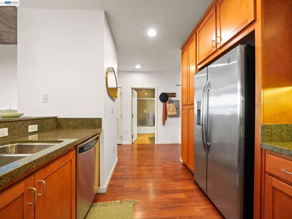 Image 7 of property listing at 428 Alice St 336, Oakland, CA 94607